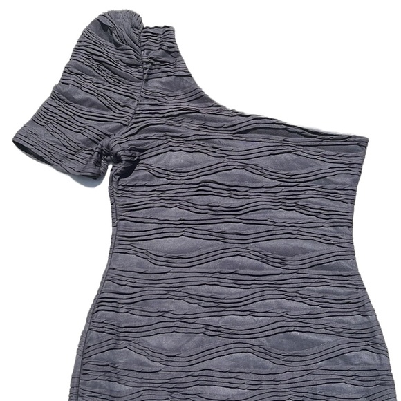 Soprano One Sleeve Textured Ruched Dress Size Medium - Picture 7 of 8